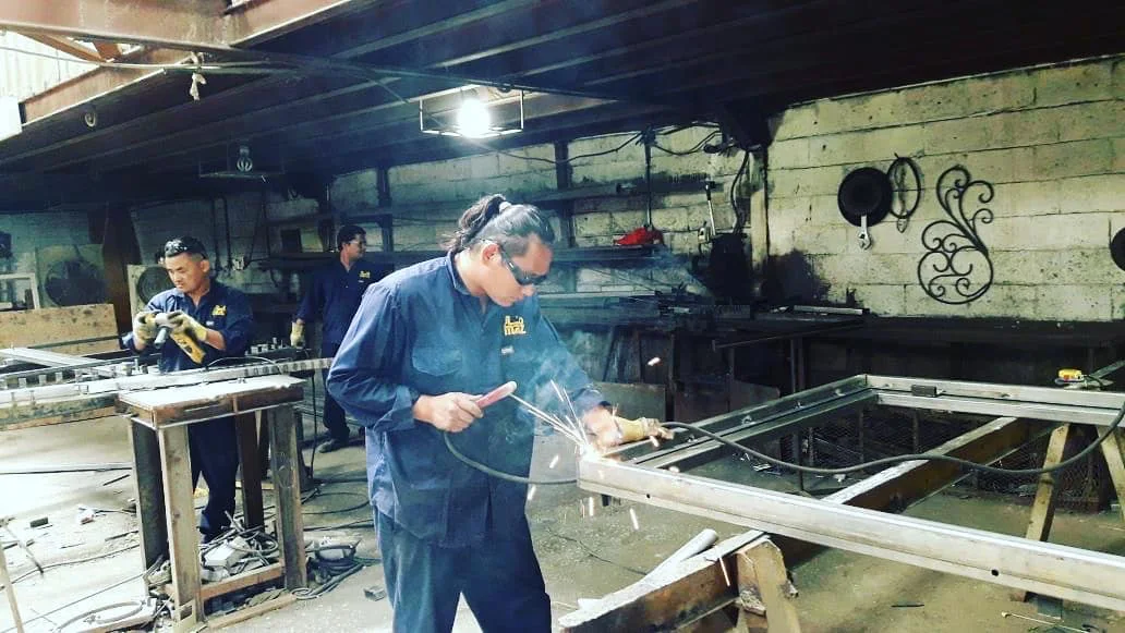 فني من أعمال ماز ينفذ أعمال لحام داخل ورشة التصنيع