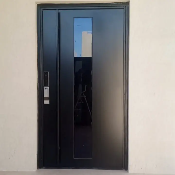 باب حديد أسود بتفاصيل هندسية منشور في حساب مجموعة أعمال ماز